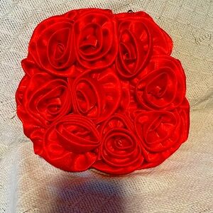 Red roses clutch